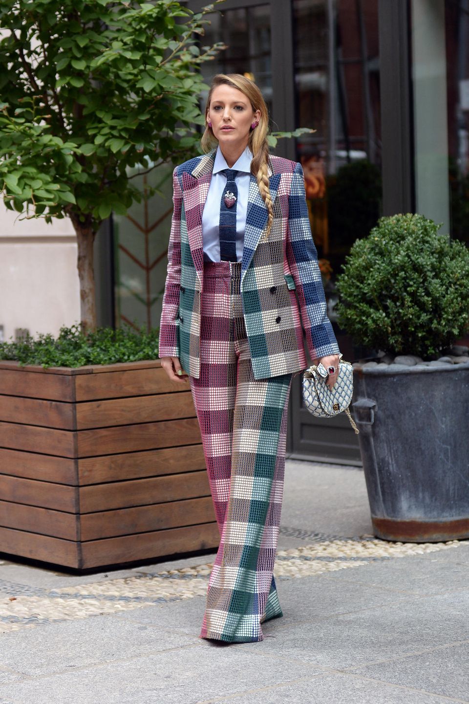 Auch dieser Anzug ist bunt gemustert und wird von Blake Lively gewagt kombiniert: Mit hellblauem Hemd und mit Krawatte, der geflochtene Zopf gibt dem Look von Roland Mouret das feminine Etwas. Auch dieser Anzug ist bunt gemustert und wird von Blake Lively gewagt kombiniert: Mit hellblauem Hemd und mit Krawatte, der geflochtene Zopf gibt dem Look von Roland Mouret das feminine Etwas.