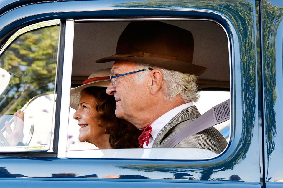 18. August 2018 König Carl Gustaf von Schweden und Königin Silvia lassen es sich auch in diesem Jahr nicht nehmen an der traditionellen Königsrallye auf Schloss Solliden auf Öland teilzunehmen ... 18. August 2018 König Carl Gustaf von Schweden und Königin Silvia lassen es sich auch in diesem Jahr nicht nehmen an der traditionellen Königsrallye auf Schloss Solliden auf Öland teilzunehmen ...