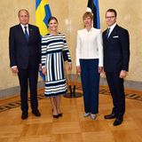19. August 2018  Anlässlich des 100-jährigen Jubiläums der Republik Estland, treten Prinzessin Victoria und Prinz Daniel zu einem offiziellen Besuch an. Im Präsidentenpalast im Stadtteil Kadriorg wird das schwedische Kronprinzenpaar von Präsidentin Kersti Kaljulaid und ihrem Mann Georgi-Rene Maksimovski in Empfang genommen. 