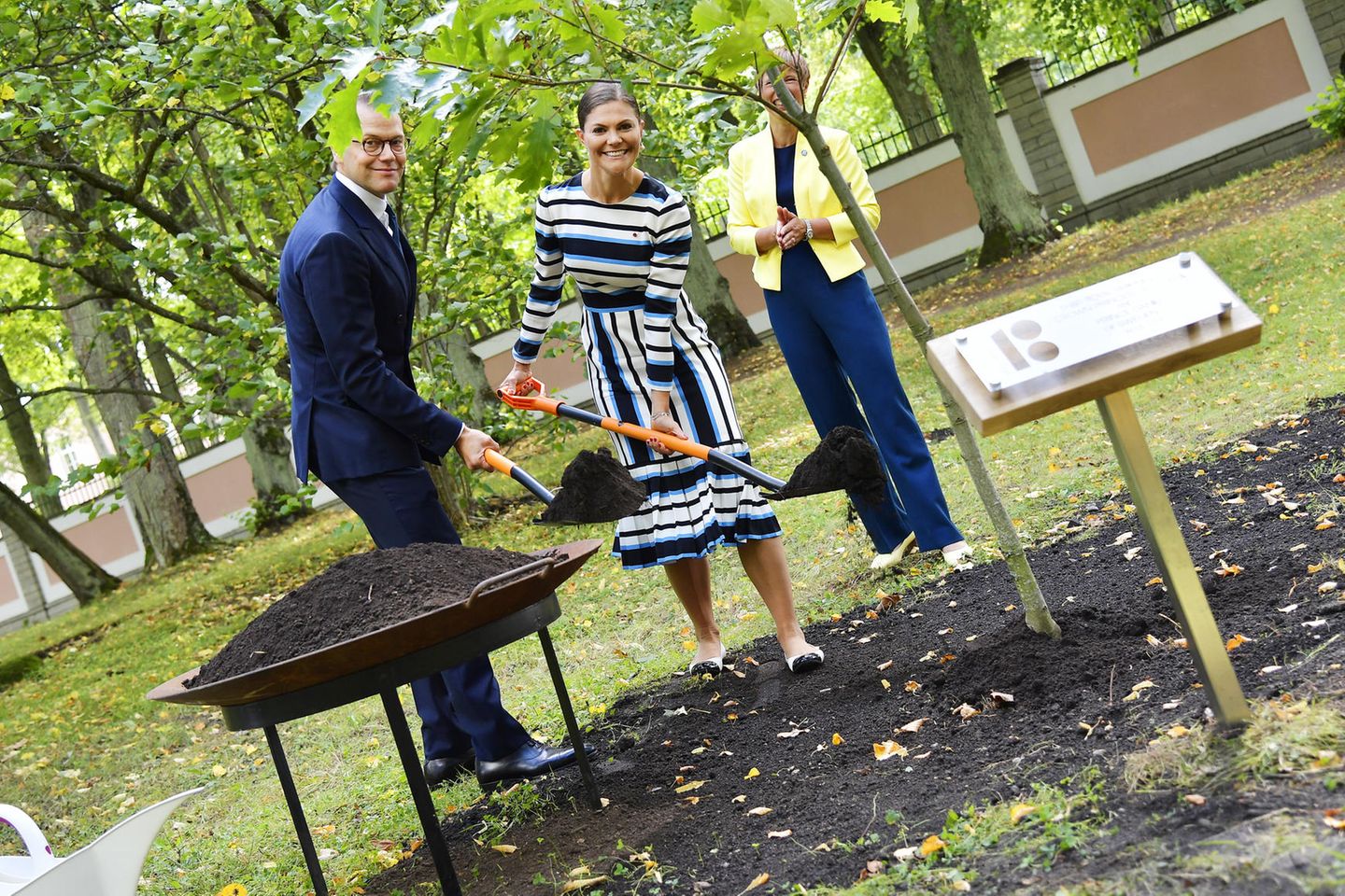 19. August 2018  Im Kadriorg Park pflanzen Daniel und Victoria unter Aufsicht der Präsidentin gemeinsam einen Baum. 