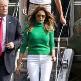 Als First Lady hat Melania eine Reihe aufwendig verarbeiteter Abendkleider im Schrank. Aber die Frau von Donald Trump kann auch anders: Lässig und cool. Mit grünem Rollkragenpullover zur weißen Jeans und passenden Turnschuhen würden wir sie auf der Straße kaum erkennen.