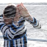 19. August 2018   Schwedens Kronprinzessin wird bei der Überfahrt zur Insel von einem Schwall Wasser überrascht ...