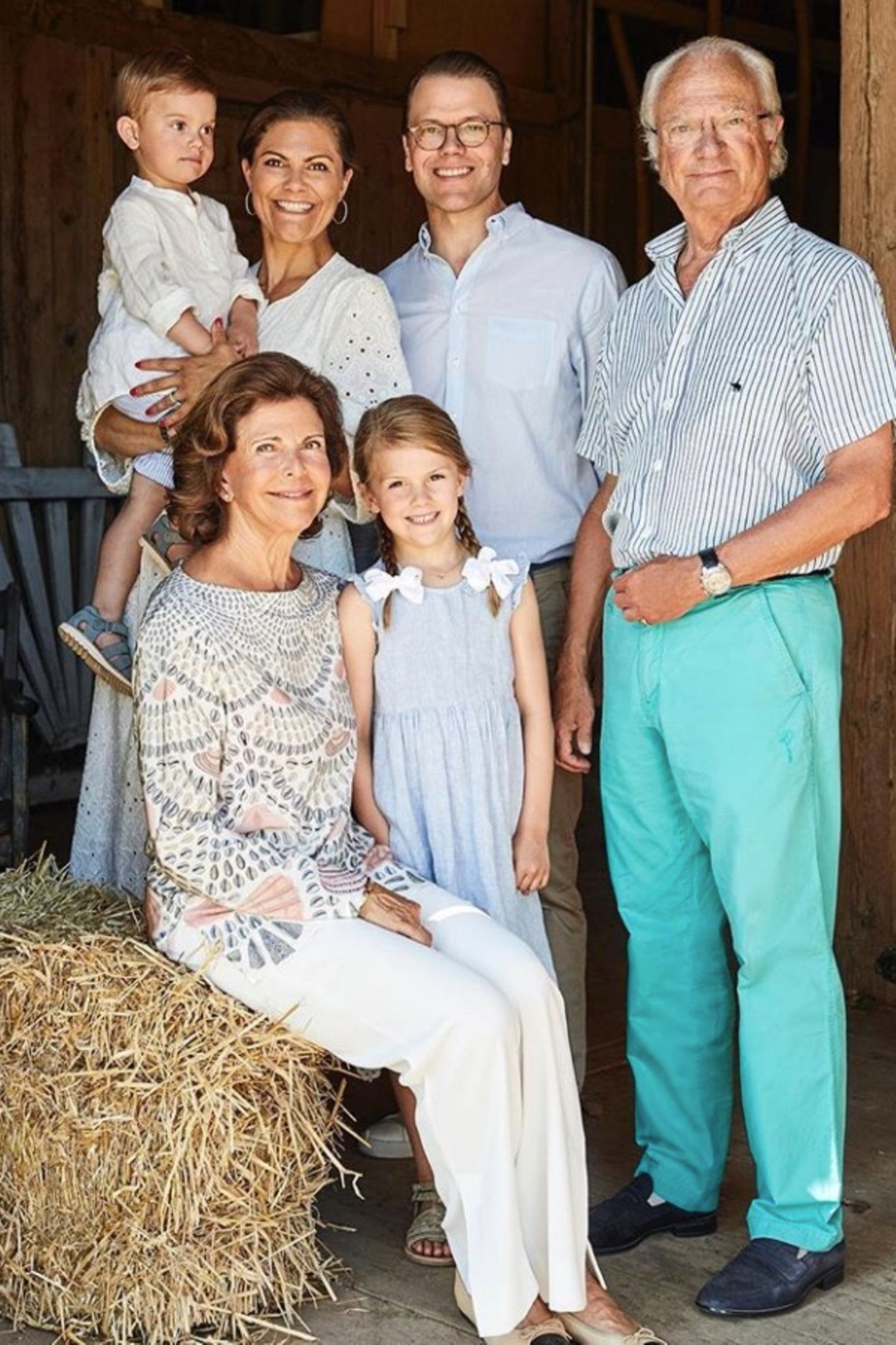 20. August 2018   Auch die Großeltern Königin Silvia und König Carl Gustaf lassen es sich nicht nehmen, auf einem wunderschönen Familienfoto mit ihrer Tochter, dem Schwiegersohn und den süßen Enkeln verewigt zu werden.