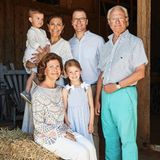 20. August 2018   Auch die Großeltern Königin Silvia und König Carl Gustaf lassen es sich nicht nehmen, auf einem wunderschönen Familienfoto mit ihrer Tochter, dem Schwiegersohn und den süßen Enkeln verewigt zu werden.