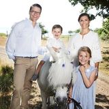 20. August 2018   Royal-Fans können sich wieder freuen: Jeden Sommer teilen Prinzessin Victoria und Prinz Daniel zauberhafte Familienfotos. Dabei sind der fröhliche Oscar und seine Schwester Estelle selbstverständlich die kleinen, großen Stars ...