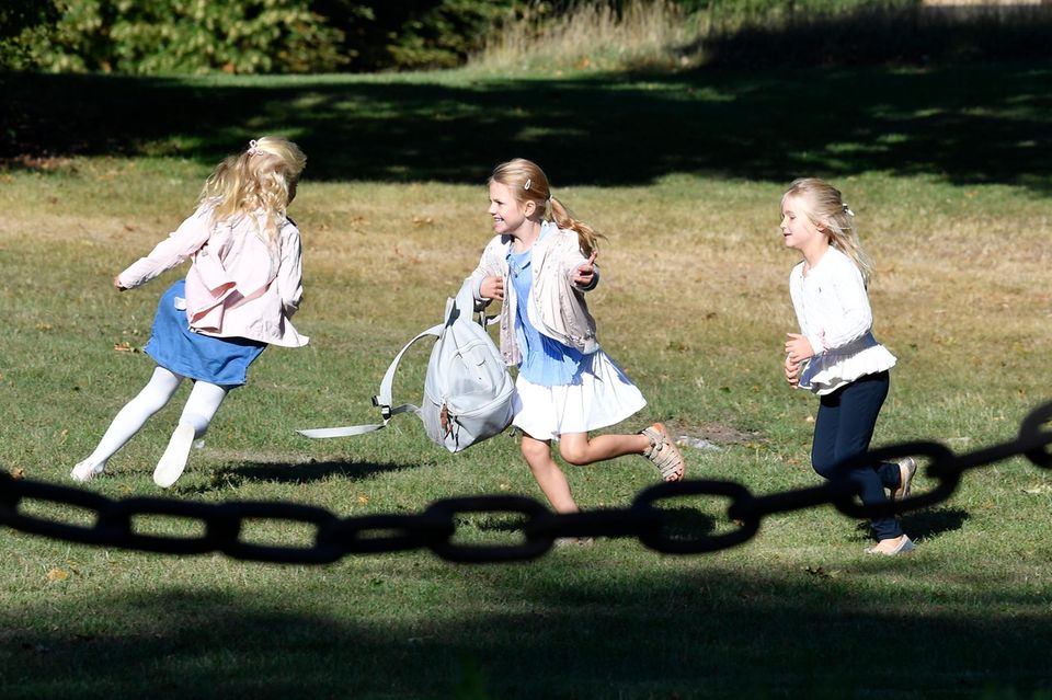 Luxus-Vorschule für Prinzessin Estelle: 21. August 2018 Estelle zeigt, wie man am besten seine ersten Mitschüler kennenlernt: Einfach mit ihnen wild umherrennen. 21. August 2018 Estelle zeigt, wie man am besten seine ersten Mitschüler kennenlernt: Einfach mit ihnen wild umherrennen.