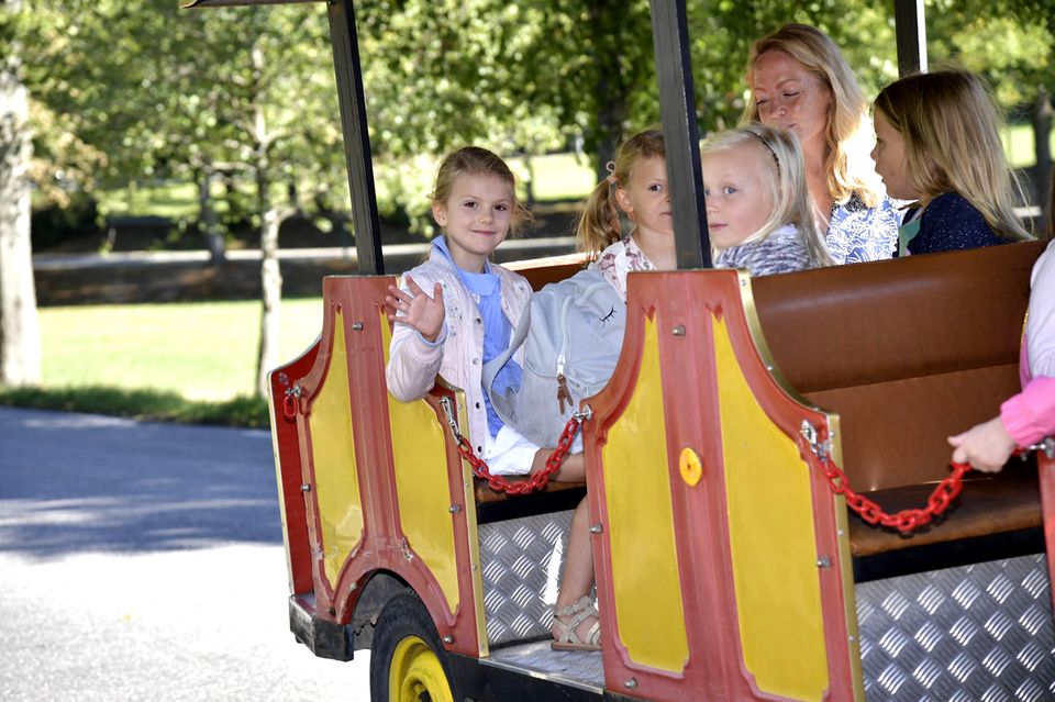 Luxus-Vorschule für Prinzessin Estelle: 21. August 2018 Noch einmal winken zum Abschied: Mit ihren neuen Mitschülern wird Estelle von der bunten Bimmelbahn zur Vorschule der Campus Manilla Grundschule in Stockholm gefahren. 21. August 2018 Noch einmal winken zum Abschied: Mit ihren neuen Mitschülern wird Estelle von der bunten Bimmelbahn zur Vorschule der Campus Manilla Grundschule in Stockholm gefahren.