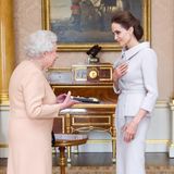 Im eleganten, beigefarbenen Kostüm von Ralph & Russo wird Angelina Jolie von Queen Elizabeth im Oktober 2014 ehrenhalber zur "Dame" im Orden von Saint Michael und Saint George ernannt. Eine große Ehre für den engagierten Hollywood-Star und entsprechend gewürdigt mit diesem tollen Look.