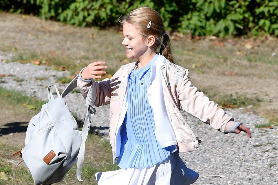 Luxus-Vorschule für Prinzessin Estelle: Zu der Jacke von Bonpoint passt auch der lässige Rucksack von Estelle, in dem sie ab sofort ihre Schulbücher transportieren wird. Er stammt von dem Label Livly, das in Mini-Adelskreisen bereits äußerst beliebt ist. Auch Prinzessin Gabriella hat die Marke bereits getragen. Zu der Jacke von Bonpoint passt auch der lässige Rucksack von Estelle, in dem sie ab sofort ihre Schulbücher transportieren wird. Er stammt von dem Label Livly, das in Mini-Adelskreisen bereits äußerst beliebt ist. Auch Prinzessin Gabriella hat die Marke bereits getragen.