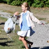 Zu der Jacke von Bonpoint passt auch der lässige Rucksack von Estelle, in dem sie ab sofort ihre Schulbücher transportieren wird. Er stammt von dem Label Livly, das in Mini-Adelskreisen bereits äußerst beliebt ist. Auch Prinzessin Gabriella hat die Marke bereits getragen.