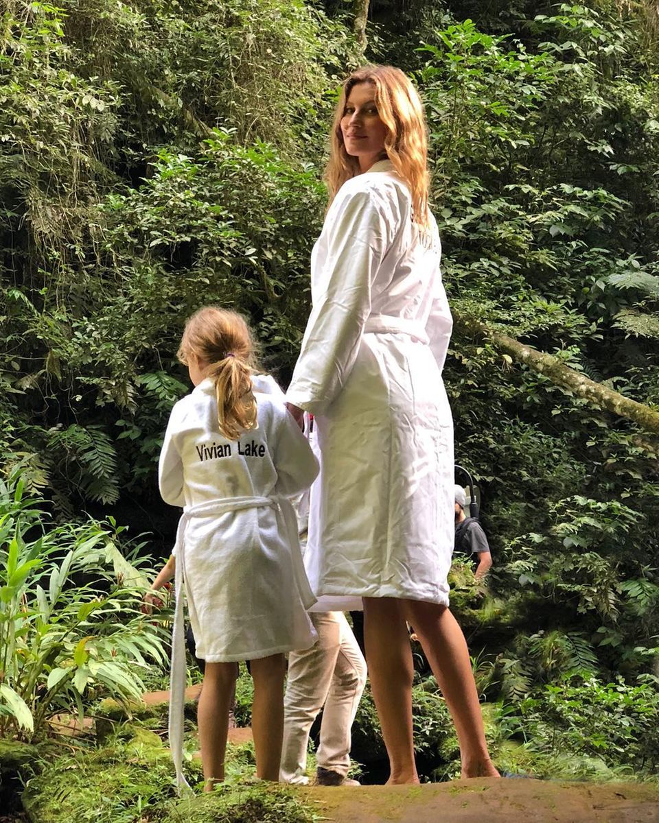 Zum Kuscheln süß: Töchterchen Vivian Lake besucht ihre Mama Gisele Bündchen am Set. Beide gemütlich im Bademantel gekleidet und mit Beachwaves - wie die Mutter so die Tochter eben. Ob die kleine Vivian Lake auch mal in den Modelweg ihrer Mama einschlagen möchte? Einen Bademantel à la Victoria's Secret hat sie ja schon mal - und die guten Gene von Gisele und ihrem Ehemann und Profi-Football-Spieler Tom Brady sowieso. Zum Kuscheln süß: Töchterchen Vivian Lake besucht ihre Mama Gisele Bündchen am Set. Beide gemütlich im Bademantel gekleidet und mit Beachwaves - wie die Mutter so die Tochter eben. Ob die kleine Vivian Lake auch mal in den Modelweg ihrer Mama einschlagen möchte? Einen Bademantel à la Victoria's Secret hat sie ja schon mal - und die guten Gene von Gisele und ihrem Ehemann und Profi-Football-Spieler Tom Brady sowieso.