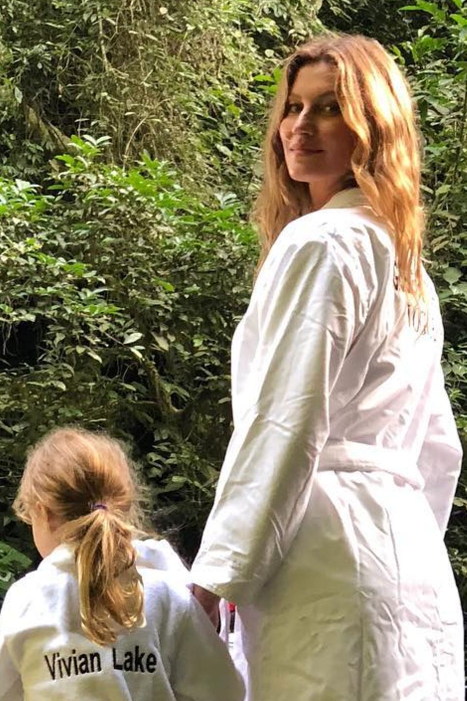 Zum Kuscheln süß: Töchterchen Vivian Lake besucht ihre Mama Gisele Bündchen am Set. Beide gemütlich im Bademantel gekleidet und mit Beachwaves - wie die Mutter so die Tochter eben. Ob die kleine Vivian Lake auch mal in den Modelweg ihrer Mama einschlagen möchte? Einen Bademantel à la Victoria's Secret hat sie ja schon mal - und die guten Gene von Gisele und ihrem Ehemann und Profi-Football-Spieler Tom Brady sowieso. Zum Kuscheln süß: Töchterchen Vivian Lake besucht ihre Mama Gisele Bündchen am Set. Beide gemütlich im Bademantel gekleidet und mit Beachwaves - wie die Mutter so die Tochter eben. Ob die kleine Vivian Lake auch mal in den Modelweg ihrer Mama einschlagen möchte? Einen Bademantel à la Victoria's Secret hat sie ja schon mal - und die guten Gene von Gisele und ihrem Ehemann und Profi-Football-Spieler Tom Brady sowieso.