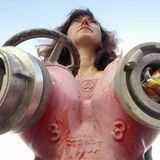 "Kampf gegen den Nippelban", scherzt "Feuchtgebiete"-Autorin Charlotte Roche. Und tatsächlich, die Perspektive lässt den Hydranten zuerst wie übergroße Brüste wirken.
