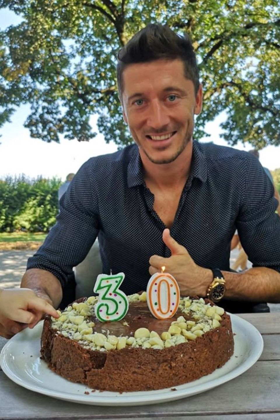21. August 2018   Bayern Münchens Stürmer Robert Lewandowski feiert seinen 30. Geburtstag. Nicht nur der Fußballstar hat ein Auge auf die leckere Torte geworfen, seine süße Tochter (links unten) versucht ein kleines Stückchen zu stibitzen.