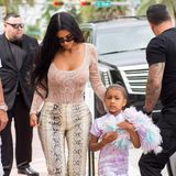 In wild gemischter Schlangen-Optik kann man Kim Kardashian zusammen mit Tochter North beim Shopping in L.A. bestaunen