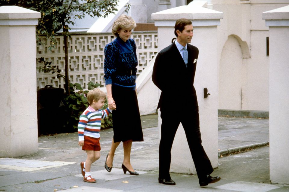 Prinz William wird als Dreijähriger von seinen Eltern Prinzessin Diana und Prinz Charles im September 1985 zur Vorschule gebracht.  