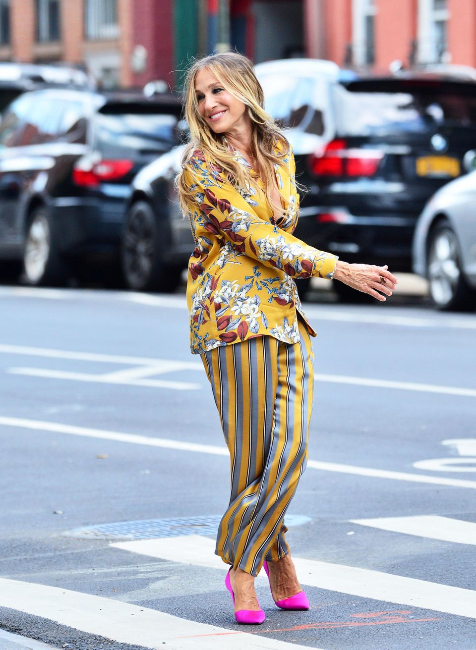 Auf den Straßen New Yorks legt Schauspielerin Sarah Jessica Parker einen Auftritt à la Carrie hin. In einem Zweiteiler im Pyjama-Stil zeigt sie auch acht Jahre nach dem letzten "Sex and the City"-Streifen, dass sie Style ganz und gar nicht verlernt hat und legt dabei einen filmreifen Auftritt hin ... Auf den Straßen New Yorks legt Schauspielerin Sarah Jessica Parker einen Auftritt à la Carrie hin. In einem Zweiteiler im Pyjama-Stil zeigt sie auch acht Jahre nach dem letzten "Sex and the City"-Streifen, dass sie Style ganz und gar nicht verlernt hat und legt dabei einen filmreifen Auftritt hin ...