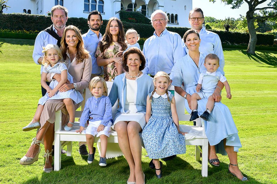 Prinzessin Victoria, Prinz Carl Philip + Prinzessin Madeleine: 2017 kamen die Royals farblich aufeinander abgestimmt zum Fototermin. Prinz Gabriel und Prinzessin Adrienne waren im Juli 2017 noch nicht geboren. 2017 kamen die Royals farblich aufeinander abgestimmt zum Fototermin. Prinz Gabriel und Prinzessin Adrienne waren im Juli 2017 noch nicht geboren.