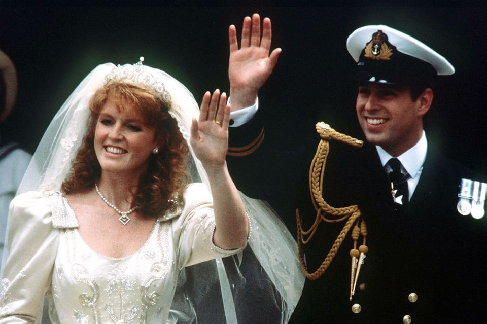Sarah Ferguson und Prinz Andrew bei ihrer Hochzeit im Juli 1986. Knapp zehn Jahre später folgte die Scheidung. 