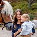 Nach der Kutschfahrt trägt Prinzessin Sofia ihren Alexander auf dem Arm. Gemeinsam wird sein Taufgeschenk bestaunt.