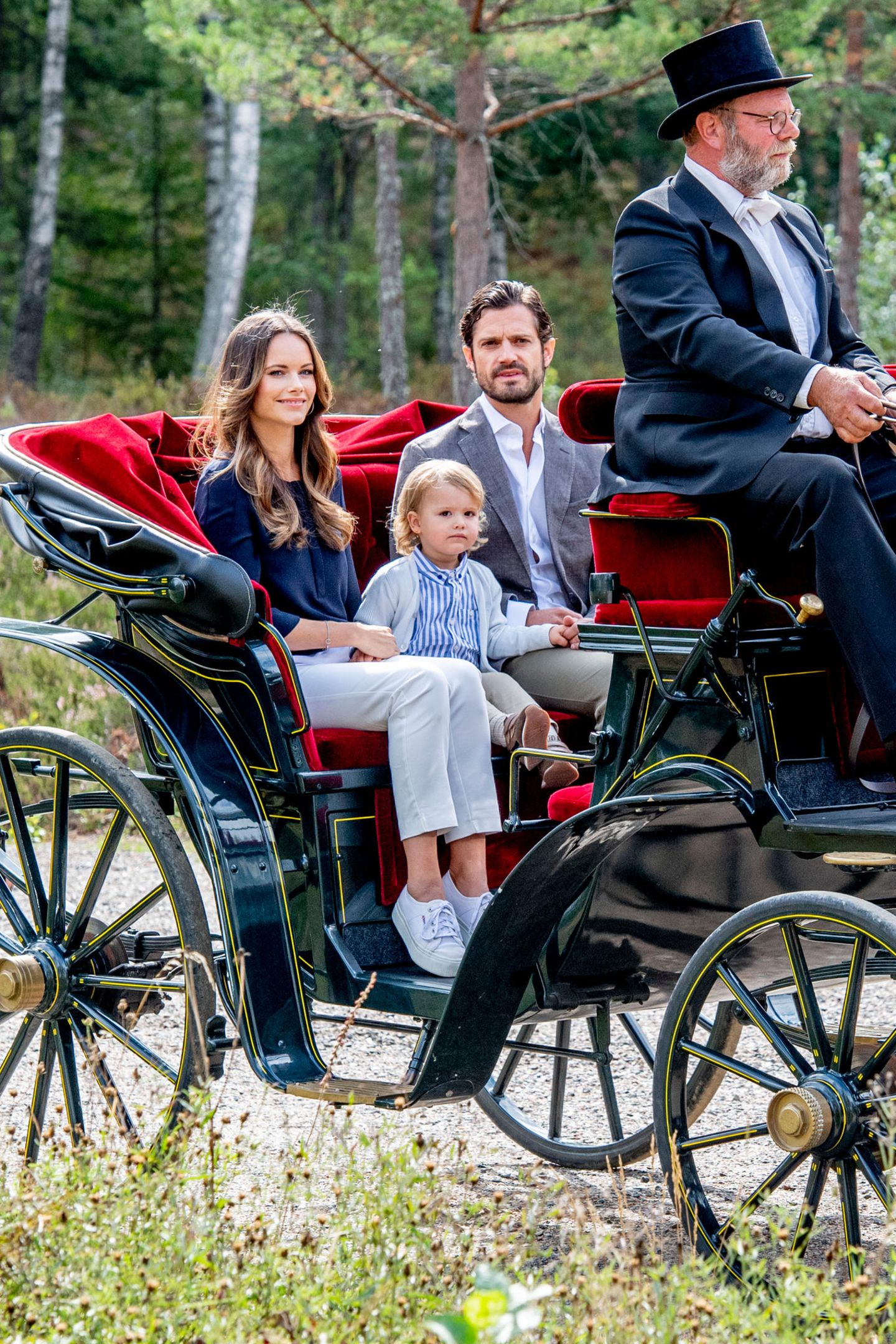 Eine traumhafte Fahrt auf der Kutsche: Prinz Alexander bestaunt mit seinen Eltern den wunderschönen Wanderweg seines Herzogtums Södermanland.