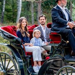 Eine traumhafte Fahrt auf der Kutsche: Prinz Alexander bestaunt mit seinen Eltern den wunderschönen Wanderweg seines Herzogtums Södermanland.