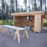 Zu dem besondren Ort gehört auch diese aus Holz gebaute Grillanlage.