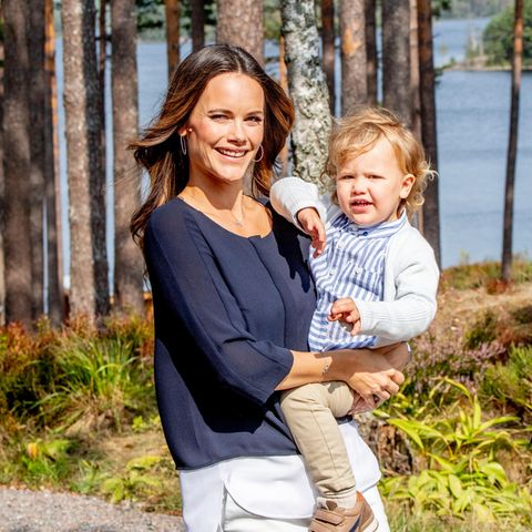 Im Arm seiner Mama genießt Prinz Alexander den eigens für ihn angelegten Wanderweg.