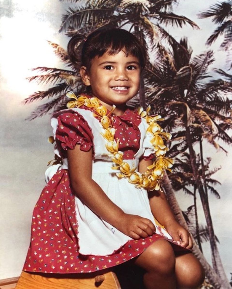 Nicole Scherzinger Die Hawaii-Kette um den Hals verrät es sofort: Nicole Scherzinger wächst als Kind auf der Insel im Pazifischen Ozean auf. Was man jedoch nicht erraten kann: Der vollständige Name des heutigen Popstars lautet eigentlich Nicole Prescovia Elikolani Valiente. Nicole Scherzinger Die Hawaii-Kette um den Hals verrät es sofort: Nicole Scherzinger wächst als Kind auf der Insel im Pazifischen Ozean auf. Was man jedoch nicht erraten kann: Der vollständige Name des heutigen Popstars lautet eigentlich Nicole Prescovia Elikolani Valiente.