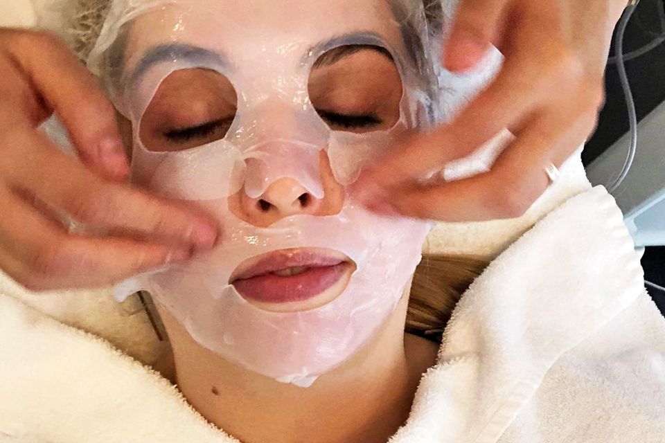 Call of Beauty : Beautyredakteurin Nane Meyer mit der Cellulose-Maske. Beautyredakteurin Nane Meyer mit der Cellulose-Maske.