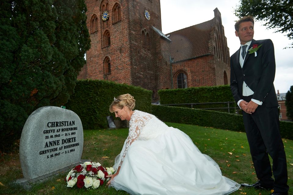 Camilla von Rosenborg: Am Grab ihrer Eltern legte Camilla eine Kopie ihres Brautstraußes nieder. Am Grab ihrer Eltern legte Camilla eine Kopie ihres Brautstraußes nieder.