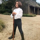 Ist das wirklich Harper Beckham? Normalerweise kennen wir die Tochter von Designerin Victoria Beckham und Ehemann David Beckham, in niedlichen Kleidchen und mit langen Zöpfen. Doch wo sind bloß ihre langen Haare hin?