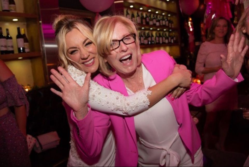 Kaley Cuoco (links) wünscht ihrer eindeutig jung gebliebenen Mutter Layne Ann Cuoco alles Gute zum Geburtstag. Kaley Cuoco (links) wünscht ihrer eindeutig jung gebliebenen Mutter Layne Ann Cuoco alles Gute zum Geburtstag.