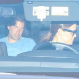 Ben Affleck gehört zu den besten Schauspielern Hollywoods. Doch seit Jahren kämpft er (erfolglos) gegen die Alkoholsucht. Der lange Absturz von Ben Affleck beginnt schon im Jahr 2001. Nachdem nach zwei Jahren die Beziehung zu Schauspielerin Gwyneth Paltrow in die Brüche geht, macht er einen ersten Entzug, um seine Alkoholprobleme in den Griff zu bekommen. Erst mit Jennifer Garner scheint Affleck 2005 endlich angekommen zu sein, drei Kinder machen das Eheglück perfekt. Zehn Jahre lang sind sie das Traumpaar Hollywoods, bevor Garner 2015 völlig überraschend die Scheidung einreicht, die 2017 vollzogen wird. Affleck soll sie mit der Nanny betrogen haben. Erneut stürzt der Hollywood-Star ab, greift zur Flasche und verliert sich in Alkohol-Eskapaden, setzt eine Beziehung zu Lindsay Shookus in den Sand, zieht mit einem 24 Jahre jüngeren Playmate durch die Clubs, bis am vergangenen Montag (20. August 2018) Jennifer Garner endgültig die Reißleine zieht: Sie fährt den stark alkoholisierten Affleck (siehe Foto) höchstpersönlich (rechts) in eine Entzugsklinik.
