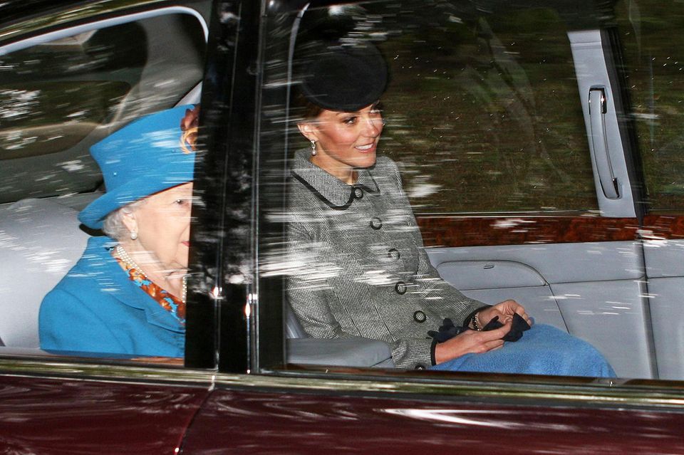 Herzogin Catherine: Neben der Queen in leuchtendem Blau gibt sich Catherine ganz zurückhaltend im eleganten, grauen Kostüm. Die himmelblaue Decke über ihren royalen Knien überrascht uns aber wirklich, schließlich sollte das Luxusauto ausreichend beheizt sein. Wirst du etwas älter, Kate? Neben der Queen in leuchtendem Blau gibt sich Catherine ganz zurückhaltend im eleganten, grauen Kostüm. Die himmelblaue Decke über ihren royalen Knien überrascht uns aber wirklich, schließlich sollte das Luxusauto ausreichend beheizt sein. Wirst du etwas älter, Kate?
