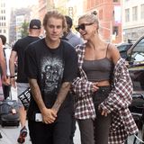 8. August 2018   Happy-Clappy spazieren Justin Bieber, in Hausschuhen, und seine Hailey Baldwin durch New York. 