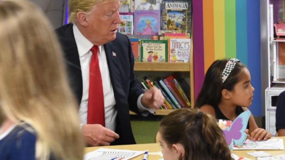 Donald Trump malt am 25. August 2018 in einem Krankenhaus in Ohio mit Kindern Bilder aus