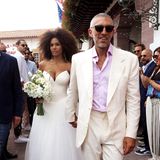 Der französische Schauspielstar Vincent Cassel heiratet seine 30 Jahre jüngere Model-Freundin Tina Kunakey in einer sommerlichen Zeremonie an der Atlantikküste. Tina hat sich ein Brautkleid von Vera Wang anfertigen lassen, und das ist, wie sie selbst, nicht nur ganz bezaubernd, sondern auch ganz besonders aufreizend.