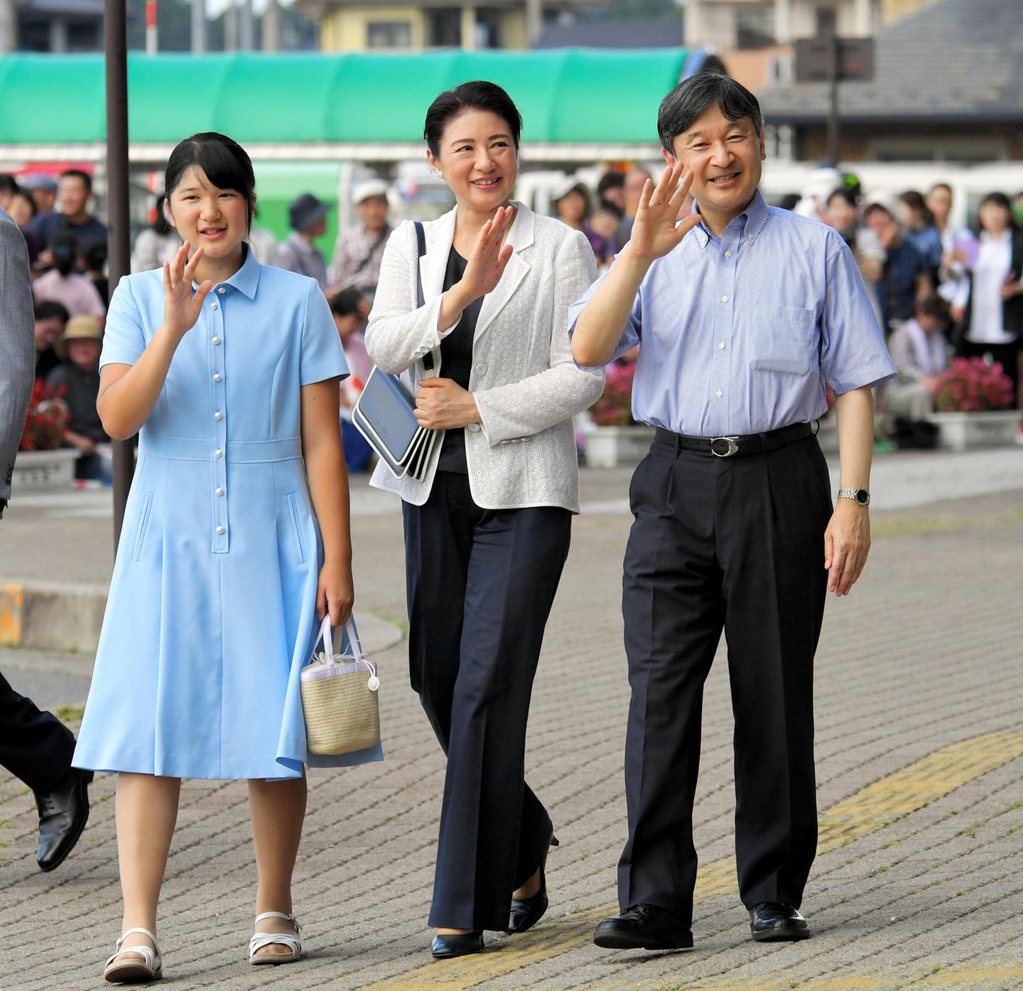 25. August 2018  Kronprinz Naruhito, Prinzessin Aiko und  Kronprinzessin Masako bei der Ankunft am Bahnhof in Nasushiobara anlässlich ihres Urlaubs in Japan.​