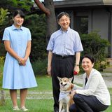 25. August 2018  Prinzessin Aiko, Kronprinzessin Masako und Kronprinz Naruhito mit Hund Yuri beim Spaziergang im Garten des Kaiserlichen Anwesens in Nasu. 