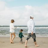 25. August 2018  Seltenes Familienfoto der Familie Timberlake-Biel. Am Strand in den Niederlanden lassen sich die drei frische Meeresluft um die Nase wehen. Mit dabei natürlich Söhnchen Silas Randall. 