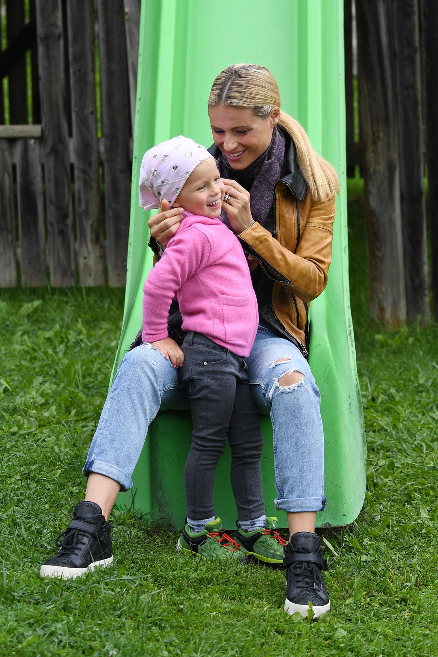 26. August 2018  Beim Familienurlaub im italienischen Cassiano haben Michelle Hunziker und Töchterchen Celeste Trussardi Spaß beim Rutschen auf dem Spielplatz. 