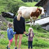 25. August 2018  Michelle Hunziker schaut sich mit den Kids Celeste und Sole die Kühe auf einem Bauernhof an. 