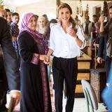 Königin Ranja besucht Projekte der Cooperative Society Al Kifah in Ailjoun und wählt dafür einen perfekten Look. Zu einer schwarzen, legeren Stoffhose trägt sie eine weiße Bluse von Zara und klassische Loafer von Tod's. Eine wirklich gelungene Mischung aus günstig geshoppt und luxuriös. 