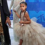 Blue Ivy ist der Mini von Beyoncé und Jay Z und darf mit zu den MTV Video Music Awards 2016 im Madison Square Garden New York. Für diesen Anlass hat Blue Ivy zwei französische Zöpfe geflochten bekommen und ihr Haupt ziert ein Diadem.