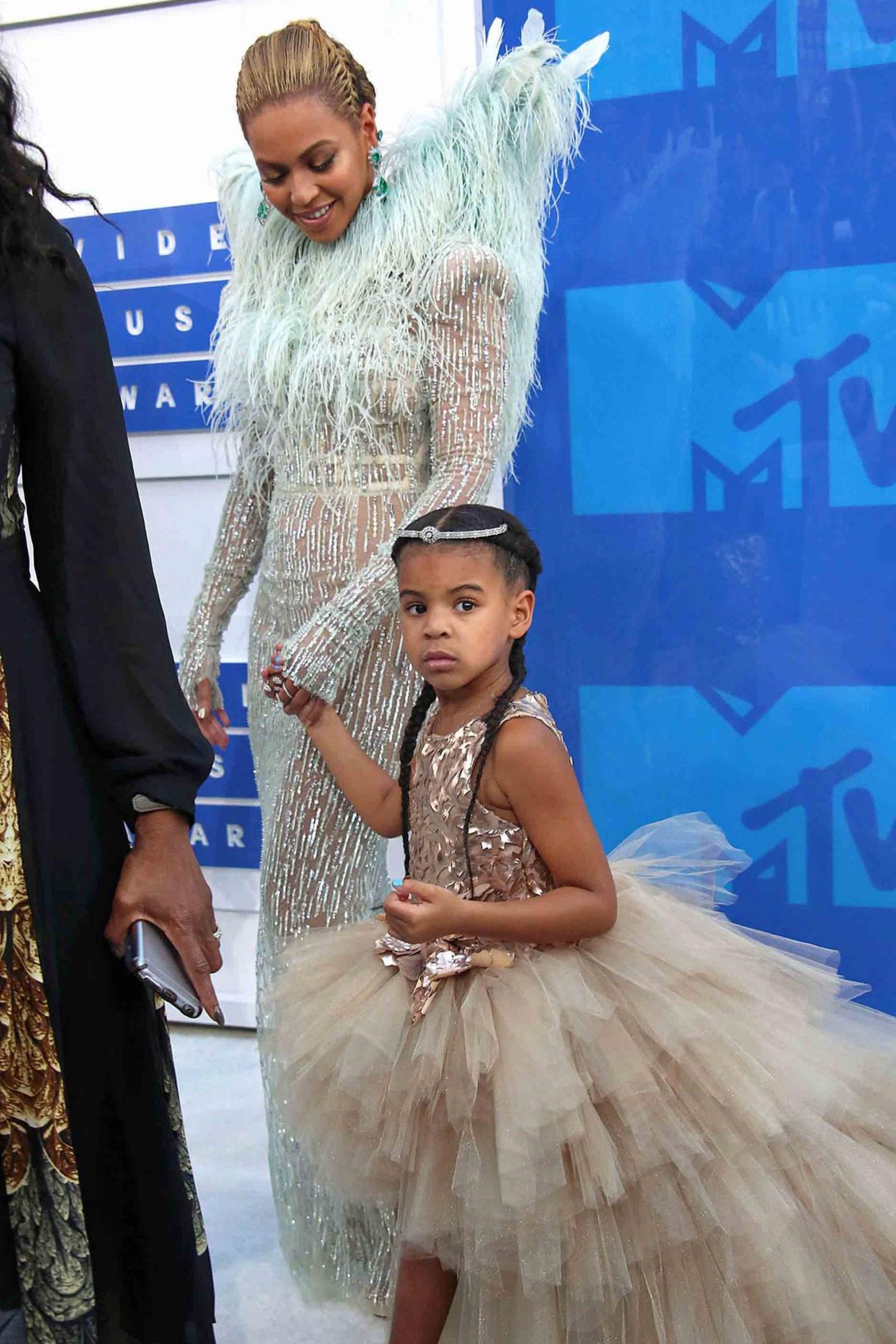 Blue Ivy ist der Mini von Beyoncé und Jay Z und darf mit zu den MTV Video Music Awards 2016 im Madison Square Garden New York. Für diesen Anlass hat Blue Ivy zwei französische Zöpfe geflochten bekommen und ihr Haupt ziert ein Diadem.