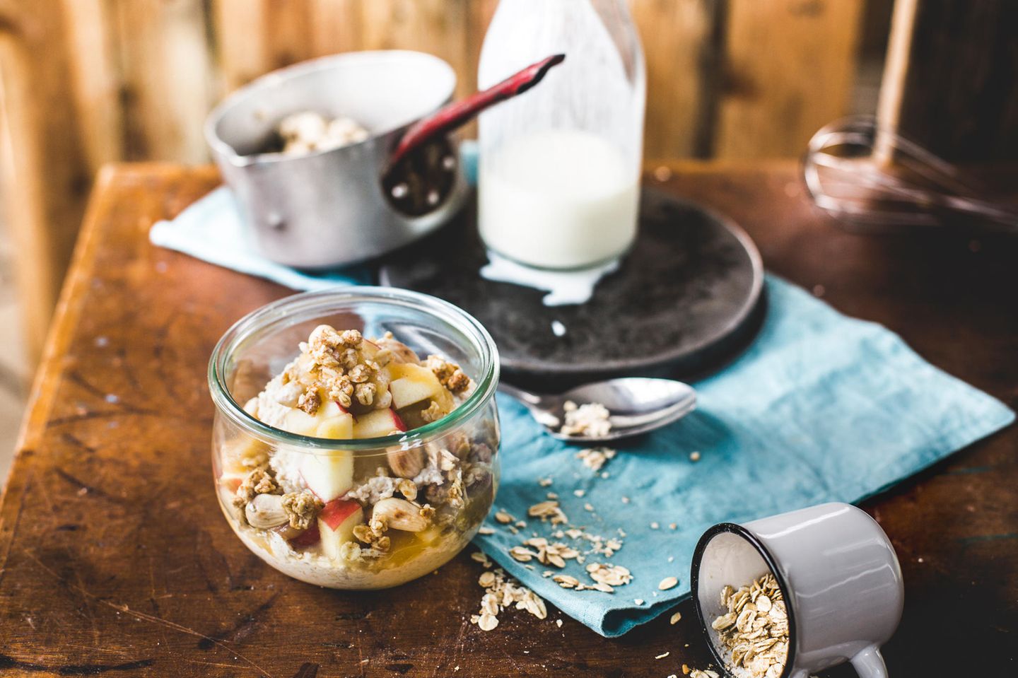 Overnight Oats mit Buttermilch und Knuspermüsli - nur eine von vielen Rezept-Ideen, die die Meisterköche von Foodboom entwickeln. Einfach lecker!