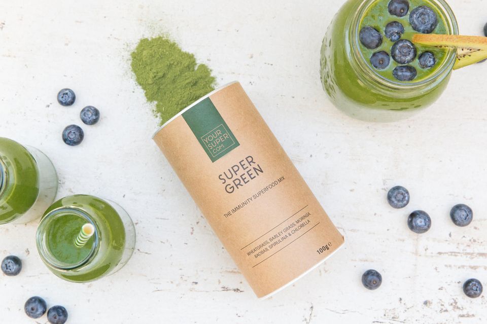 Fitwoch: Ihre "Daily Greens" rührt Tabea momentan ganz einfach in ihren Joghurt ein. Das "Super Green"-Pulver von YourSuper.com enthält sechs grüne Superfoods und liefert essentiellen Vitamine und Mineralstoffe. Ein Boost für jedes Immunsystem! Ihre "Daily Greens" rührt Tabea momentan ganz einfach in ihren Joghurt ein. Das "Super Green"-Pulver von YourSuper.com enthält sechs grüne Superfoods und liefert essentiellen Vitamine und Mineralstoffe. Ein Boost für jedes Immunsystem!