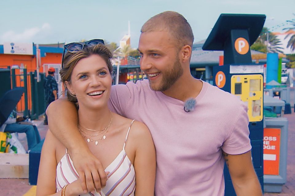 Die Bachelorette 2018: Vertraut schlendern Filip und Nadine durch die Straßen von Curaçao. Vertraut schlendern Filip und Nadine durch die Straßen von Curaçao.
