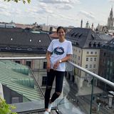 Tagsüber zeigt sich Ana Ivanovic viel lockerer in München. Sie schlüpft einfach in Shirt und Ripped Jeans.
